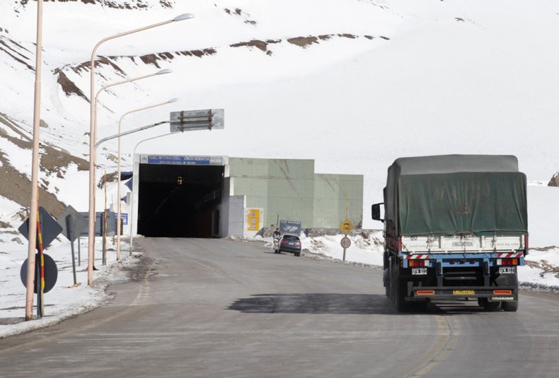 tunel internacional, paso a chile, aduana, frontera, habilitado, cortado, nieve, operativo, clima, corte, paso fronterizo, camiones, camioneros, tránsito, cola, auto