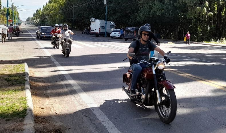 Motos antiguas y su paso por Malarg&uuml;e. (Foto Candela Altamirano).