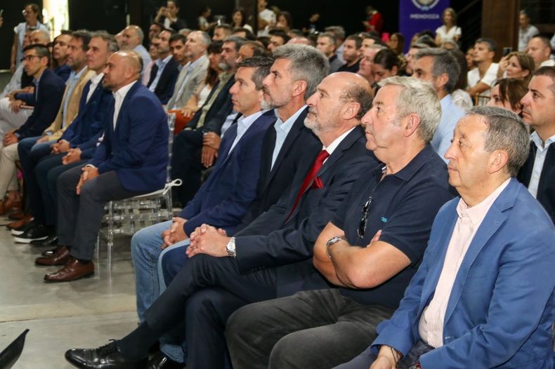 Representantes políticos estuvieron en el foro, junto con Vargas Arizu.