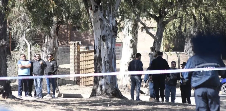 La escena del crimen donde habían dos cuerpos y dos cartas.