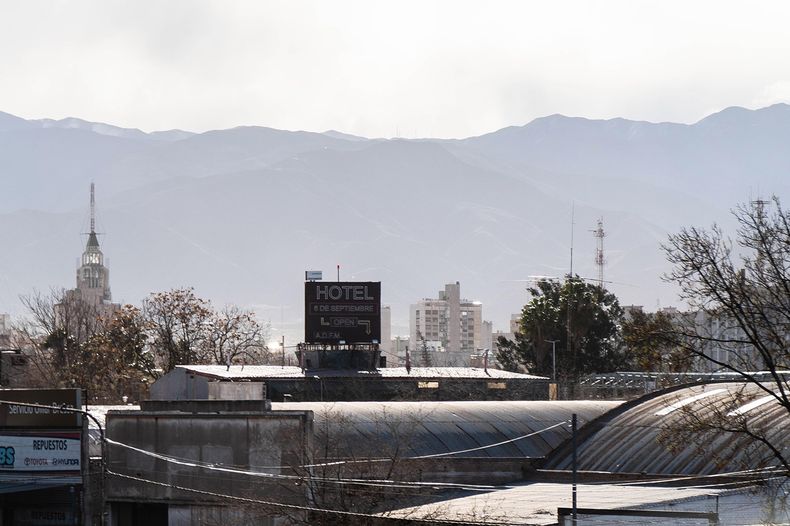 El pronóstico del tiempo anticipa una jornada con viento Zonda en precordillera. El pronóstico del tiempo anticipa una jornada con viento Zonda en precordillera.