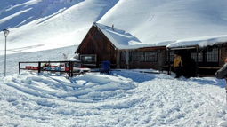 Con 4 metros de nieve, los centros de esquí de Mendoza esperan el despeje de rutas.