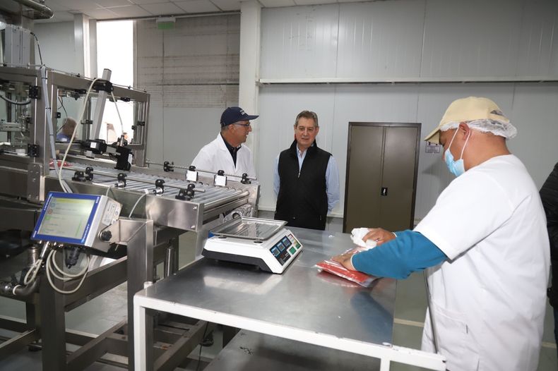 Omar Félix, precandidato a intendente por San Rafael, también visitó la Pulpera.