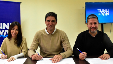 Emir Andraos, intendente de la Municipalidad de Tunuyán firmando el acuerdo.