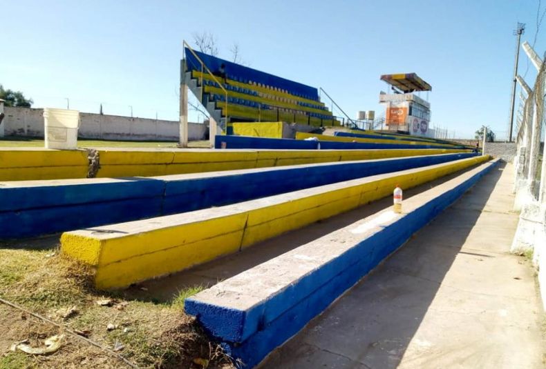 22 La cancha de Huracán luce con nueva pintura. Miércoles 02 03 22
