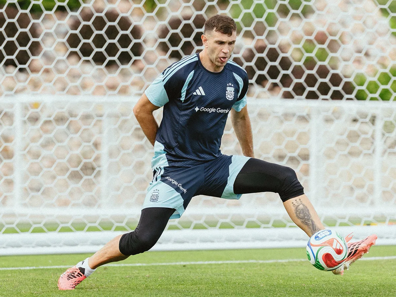 Emiliano Dibu Martínez continúa recuperándose de la fractura en el dedo anular de la mano derecha, en la previa al Mundial 2026.
