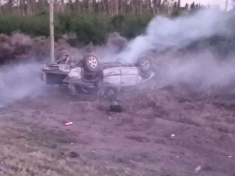 El adolescente que protagonizó el vuelco había robado la camioneta
