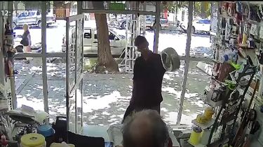 Imagen (cámara de seguridad) del hecho de inseguridad ocurrido en la ferretería de San Rafael.