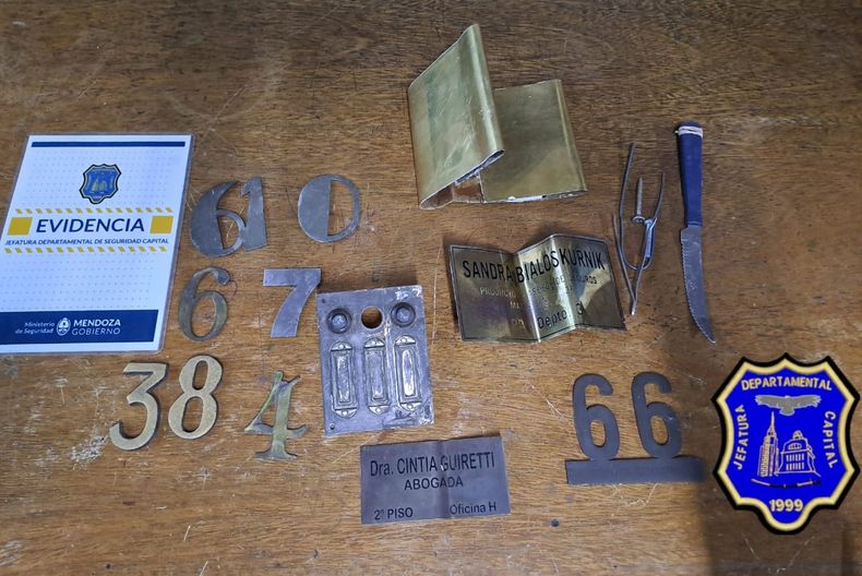 Algunas de las placas de bronce secuestradas tras el robo.&nbsp;