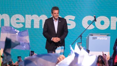 tras las elecciones, una primera encuesta arroja que massa aumenta la distancia con milei