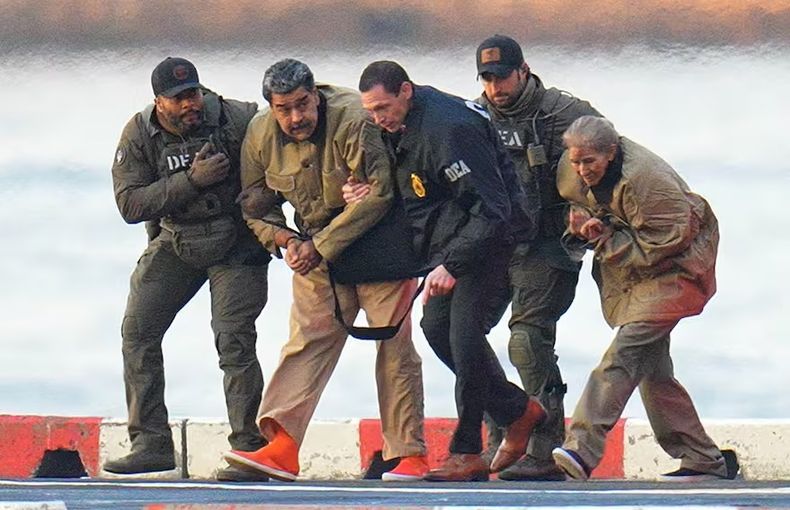 Nicol&aacute;s Maduro, esposado tras aterrizar en un helipuerto de Manhattan, escoltado por agentes federales que lo acompa&ntilde;an a un tribunal federal.