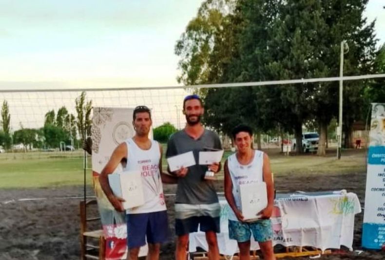 19 La dupla ganadora del torneo mixto de Beach Vóley. Martes 24 12 19