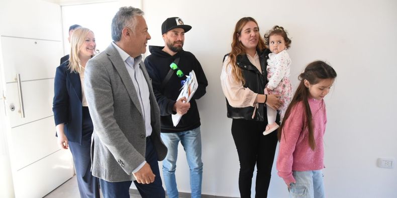 Cornejo y Casado acompañaron a las familias a abrir las puertas de sus viviendas.