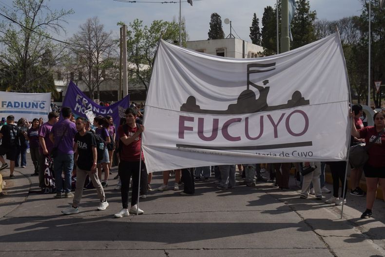Una multitud se manifestó en la Ciudad de Mendoza.