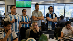 Con camisetas, pantallas encendidas y mucha expectativa, los mendocinos viven el partido de Argentina desde su trabajo.
