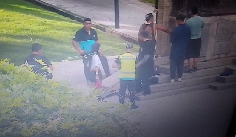 Video: vandalizaron estatuas en Plaza Italia, los sorprendieron y los obligaron a limpiar