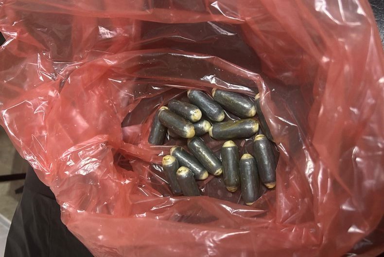 Algunas de las cápsulas con droga que fueron incautadas. 