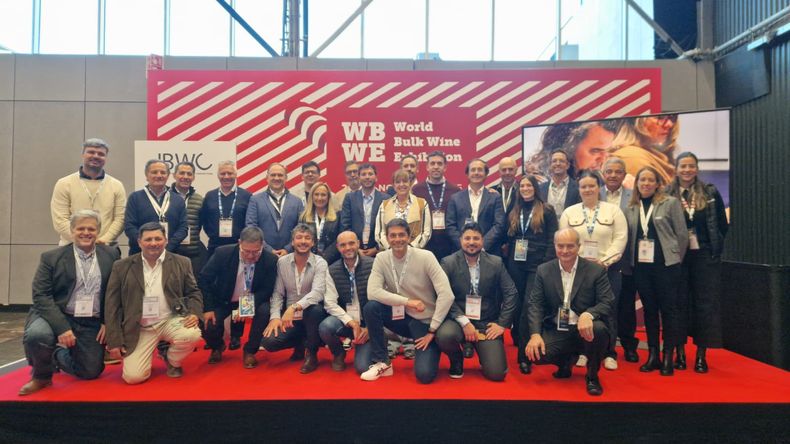 La delegación de la Cámara Argentina de Vino a Granel y ProMendoza posan para la foto de cierre de la participación en Ámsterdam