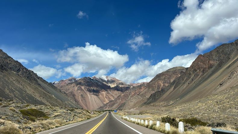 El Paso Internacional Los Libertadores representa una importante conectividad en la región y brinda a los viajeros más opciones para cruzar la frontera entre la provincia de Mendoza y el vecino país.