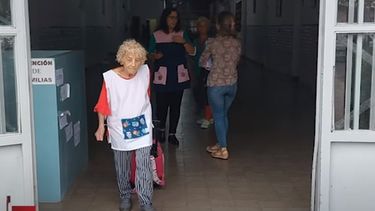 ¡Nunca es tarde para volver al estudio: con 81 años Antonia, arranca el secundario!