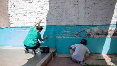 Los grafiteros sancionados por vandalismo restauran los jardines Mimitos y Duendelín en Mendoza