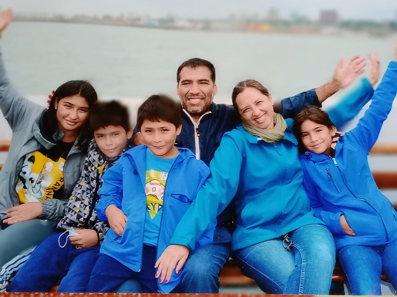 Verónica tiene 48 años, es psicopedagoga, y hace 10 años formó su familia junto a su esposo a través de la adopción