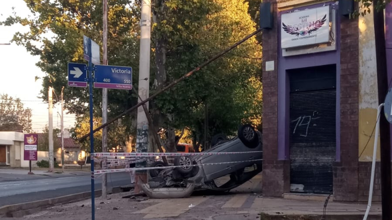 Impactante choque en Guaymallén: volcó un auto y un hombre resultó herido