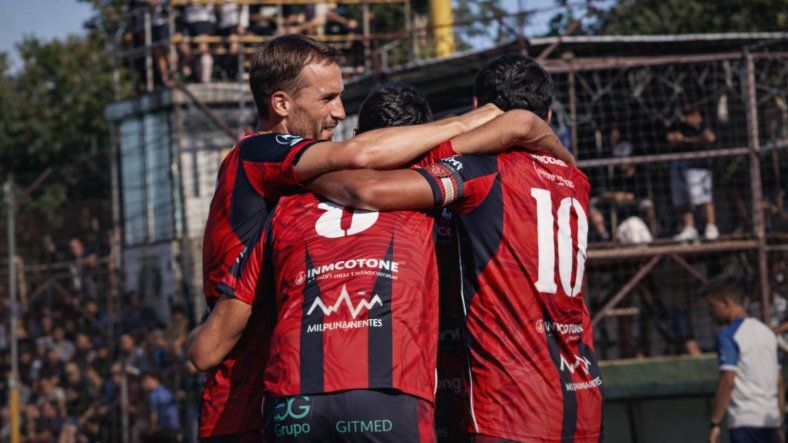 Brian Zabaleta abrió el camino del ascenso con un cabezazo letal para FADEP ante La Amistad. (Foto: Cristian Ortiz / Prensa FADEP) Brian Zabaleta abrió el camino del ascenso con un cabezazo letal para FADEP ante La Amistad. (Foto: Cristian Ortiz / Prensa FADEP)