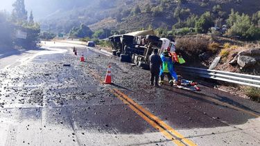 Volcó en Los Andes un camión que viajaba de Mendoza a Chile con vino