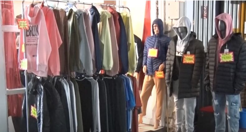 Ropa de invierno en vidriera en el Valle de Uco.