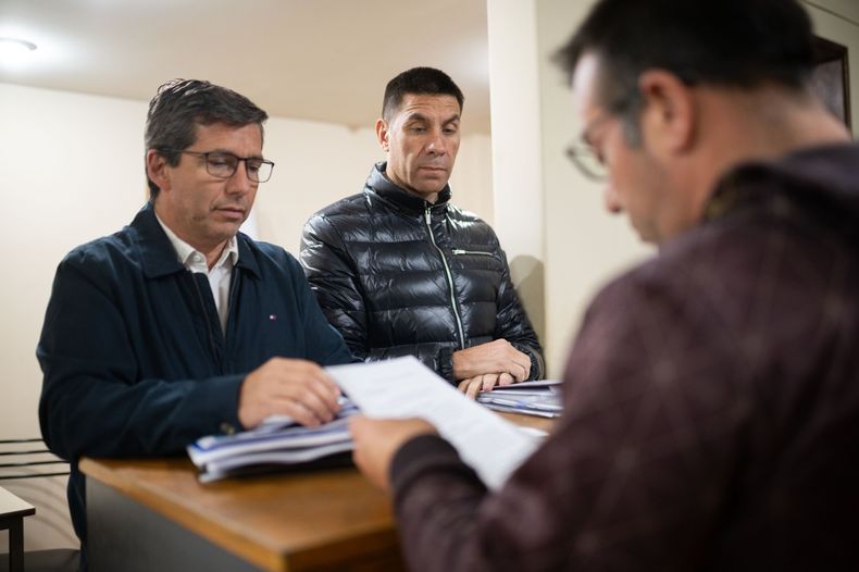 Andrés Lombardi y Facundo Correa Llano, presidente de la UCR y de LLA, sellando la alianza.