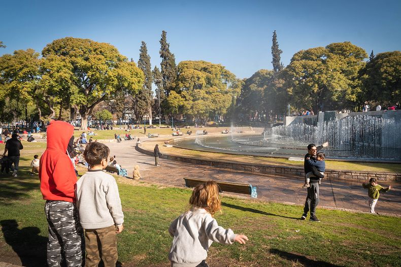 8 de Julio de 2025, Plaza independencia, artesanos, paseo de compras, turismo, turistas, vacaciones de invierno, clima, tiempo, temperatura