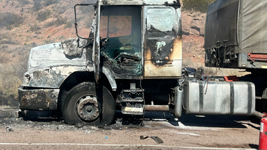 Video: Se incendió un camión en Alta Montaña y el conductor logró salir ileso Video: Se incendió un camión en Alta Montaña y el conductor logró salir ileso