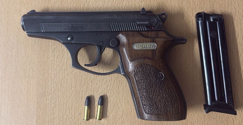 Una de las armas de fuego secuestradas durante el operativo en Godoy Cruz.