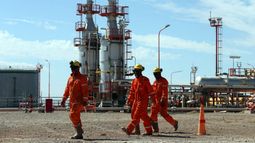 Adelantan pago no remunerativo a jerárquicos petroleros y un refuerzo a los suspendidos