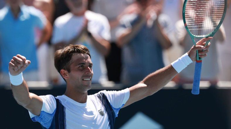 Tomás Etcheverry superó un duro debut ante Kecmanovic en el Australian Open.