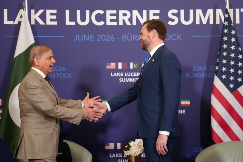 J. D. Vance junto al primer ministro de Pakistán, Shehbaz Sharif, en Suiza, durante el comienzo de las negociaciones entre Estados Unidos e Irán.