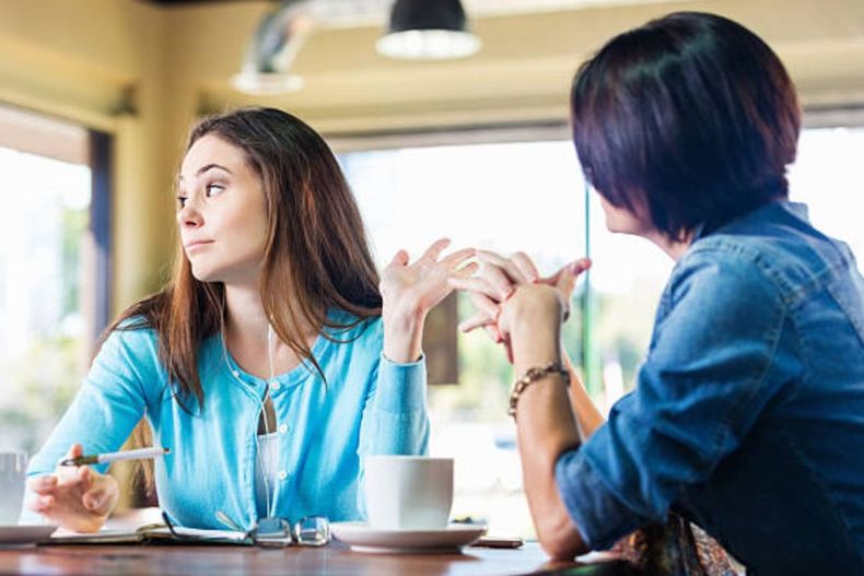 Estas son las frases que usan las personas maleducadas, según la psicología