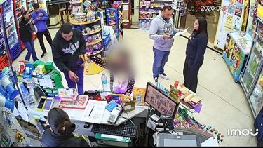 El momento del robo, captado por la cámara de seguridad del negocio. El momento del robo, captado por la cámara de seguridad del negocio.