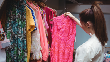 Con nuevos hábitos de compra, el consumo de ropa se redefine entre la moda circular y la venta por kilo