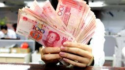 El yuan chino cae a su nivel más bajo desde 2011