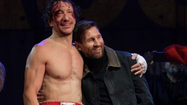 Lionel Messi visitó a su amigo Nico Vázquez y revolucionó la calle Corrientes.