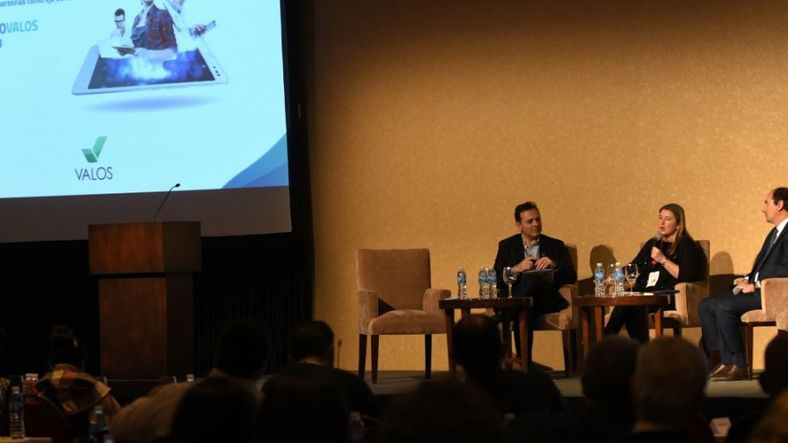 Valos analiza el futuro del trabajo y la educación en el Oasis Sur