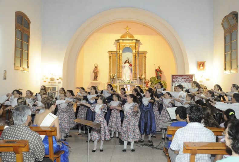 Coro de Niños Cantores en la Parroquia de Villa Antigua