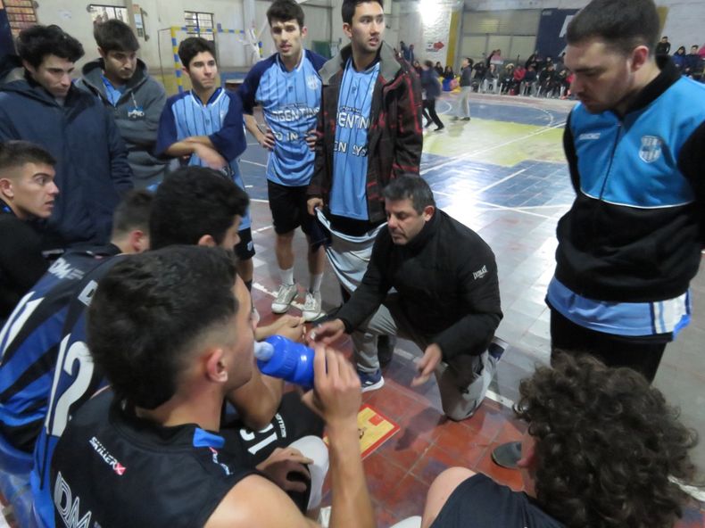 Básquet. Jorge Altamiranda DT. Deportivo Argentino habla con sus jugadores.