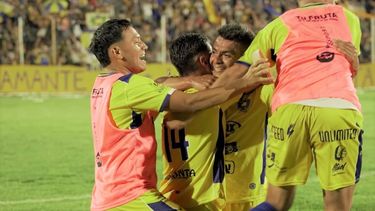Mauricio Cascón celebra el tercer gol que selló la clasificación histórica de Huracán. Mauricio Cascón celebra el tercer gol que selló la clasificación histórica de Huracán.
