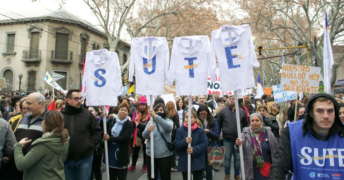 Paro de trabajadores estatales: masiva protesta en Mendoza