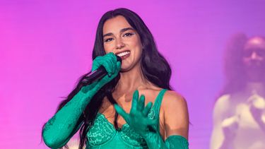 Dua Lipa sorprendió a sus fans en el Monumental con un nuevo cover de un querido hit argentino. Dua Lipa sorprendió a sus fans en el Monumental con un nuevo cover de un querido hit argentino.