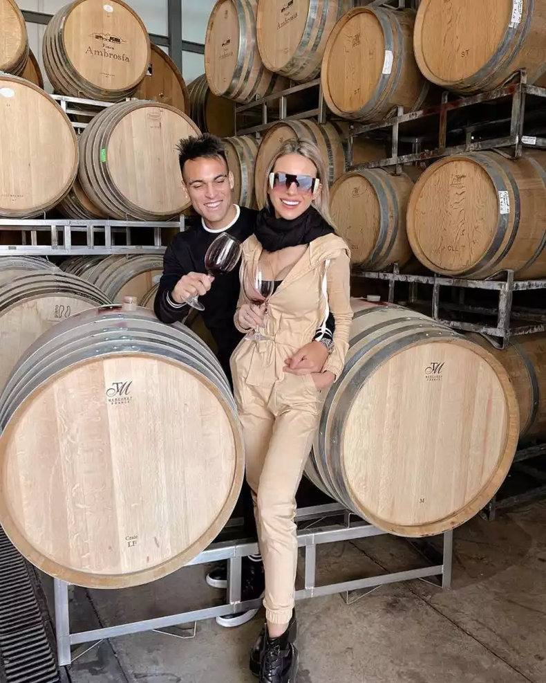 Lautaro Martínez y su esposa la mendocina Agustina Gandolfo, vino y enoturismo en Las Compuertas en su vida empresarial