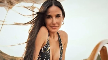 Demi Moore posó a los 59 años con bikini en un yate.